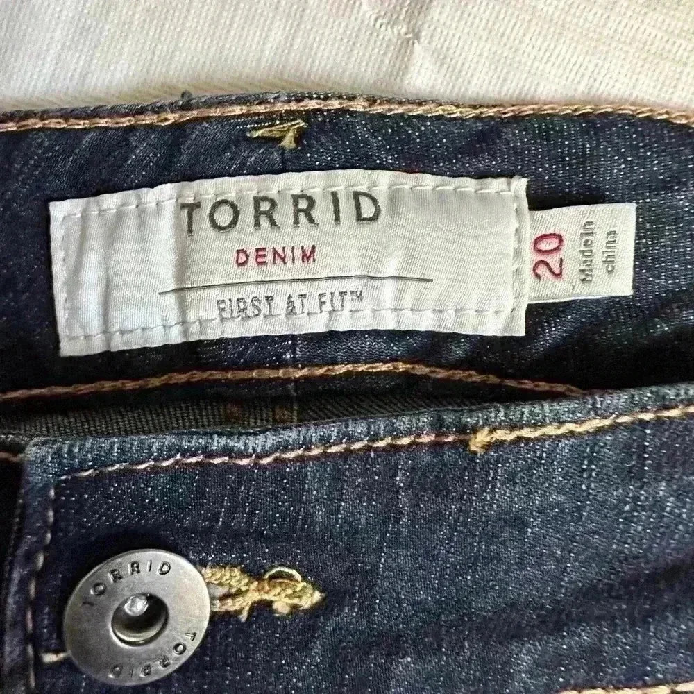 Torrid Women's Size 20 Raw Hem Cutoff Denim Shorts Dark Wash High Rise Plus Size - Picture 9 of 9
